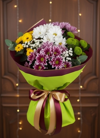 Букет с хризантеми в бяло, жълто, зелено и бордо, украсен със златна и бордо панделка